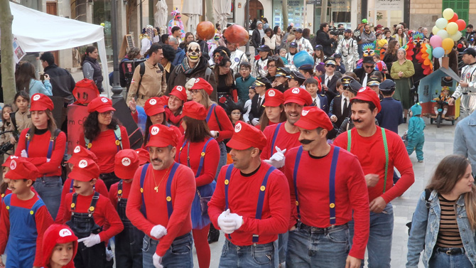 Manacor omple el centre de color, música i alegria amb el Carnaval
