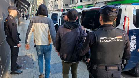 La Policía Nacional detiene a cuatro varones y desarticula un grupo criminal que perpetró cerca de 80 hurtos en establecimientos  de esta capital