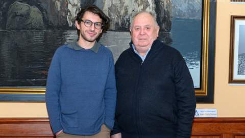 Lluís Abbou Planisi brilla a S’Agrícola amb una xerrada magistral sobre James Bond dins el cicle “Joves manacorins al món”