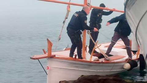Rescatados dos hombres tras chocar su embarcación contra un rompeolas en Cala Gamba por la niebla