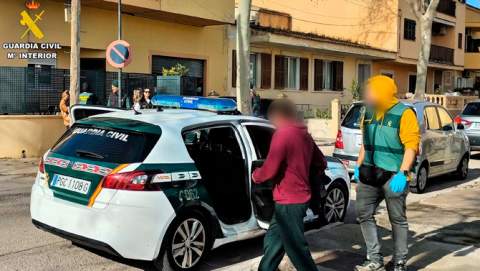 La Guardia Civil ha detenido a tres  hombres por delitos contra la salud pública  y blanqueo de capitales