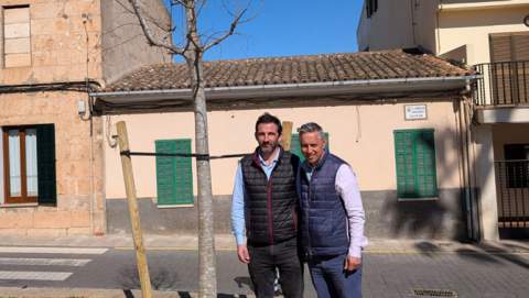 Nou lledoner a la plaça de l'Església de Son Carrió