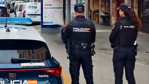 La Policía Nacional detiene a un hombre por acometer contra mujeres en paradas de autobuses para robarles