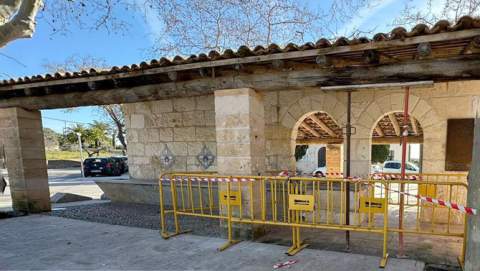 Tancament provisional de la plaça del Pou Vell a Sant Llorenç
