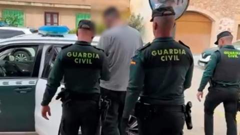 La Guardia Civil detiene infraganti a dos  hombres por hurtos en comercios