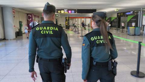 La Guardia Civil detiene a dos pasajeros en  el Aeropuerto de Palma por resistencia y  desobediencia
