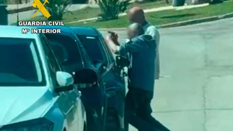 La Guardia Civil detiene 'in fraganti' a dos delincuentes habituales mientras robaban en un  vehículo en Cala Figuera
