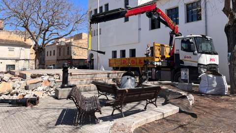 L’Ajuntament de Manacor renova la plaça de sa Torre per guanyar ombra, jocs infantils i espai per a tothom