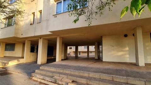 Un infant de 5 anys resulta ferit en precipitar-se des d’una finestra a un edifici de l’Ibavi a Manacor