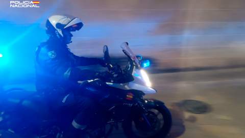 Un policía nacional fuera de servicio detiene a un hombre por dañar el turismo de una taxista