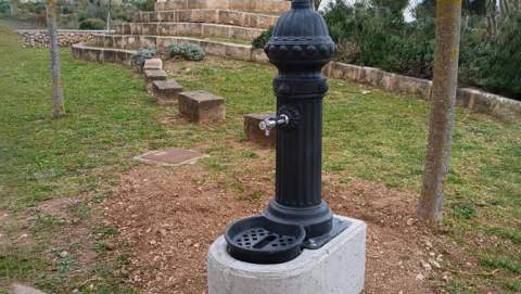 Instal·lada una nova font d'aigua potable al parc infantil de Son Carrió