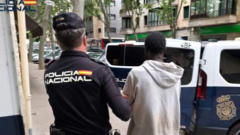 La Policía Nacional detiene a un hombre por acometer con unas tijeras contra dos personas en un cajero automático para robarles