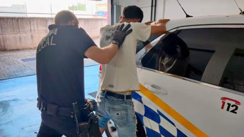 Detenidos dos hombres por robar con violencia botellas de alcohol en un supermercado de Sa Coma