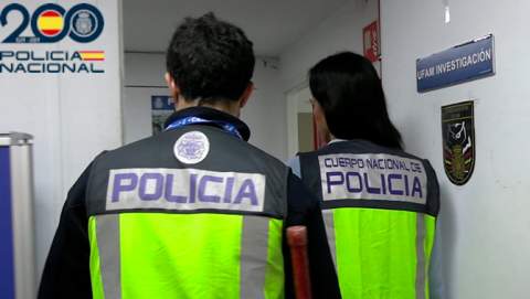 La Policía Nacional detiene a un varón y una mujer por agredir a sus hijos menores en el domicilio familiar