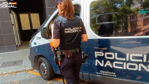 La Policía Nacional detiene a una mujer por atracar un local de juegos de azar y robar en varios vehículos