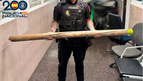 La Policía Nacional detiene a una mujer por amenazar a tres  personas que la acogieron en su  casa con un tutor de madera