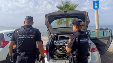 La Policía Nacional detiene a tres hombres por dañar un establecimiento y entrar en él tras ser expulsados del mismo