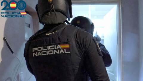 La Policía Nacional detiene a un varón por provocar lesiones con una botella rota a otro
