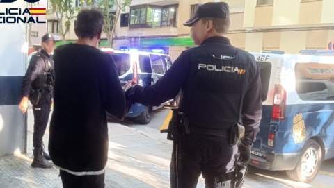 La Policía Nacional detiene a un hombre por agredir a varios ciudadanos