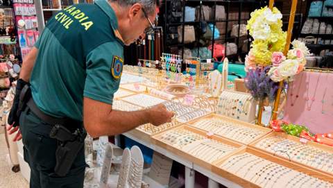 La Guardia Civil interviene más de 5.417  piezas de joyería falsificadas en Calas de  Mallorca