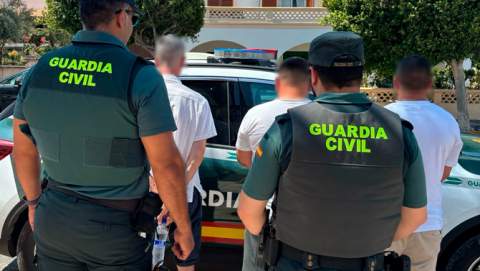 La Guardia Civil detiene in fraganti a tres  personas robando en un supermercado de  Playa de Muro