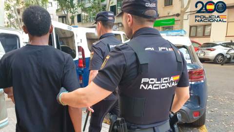La Policía Nacional detiene a un hombre por apuñalar a otro en un autobús