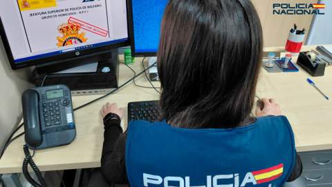 La Policía Nacional detiene a un varón por apuñalar a otro en un autobús