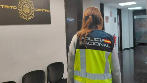 La Policía Nacional detiene a un hombre por agredir a otro con un bate de béisbol y por cortarle la cara con un cuchillo para robarle
