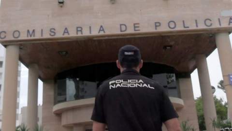 La Policía Nacional detiene a dos hombres por sustraer una cadena de oro a una mujer