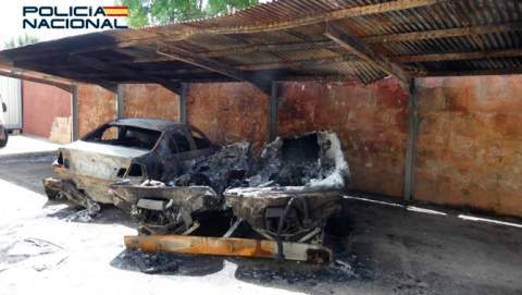 La Policía Nacional detiene a un hombre por el incendio de una nave que calcinó dos motos de agua, un remolque y un automóvil