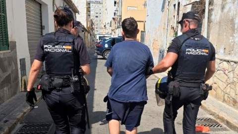 La Policía Nacional detiene a tres personas por vender droga en un punto de venta