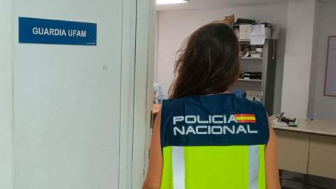 La Policía Nacional detiene a un hombre por exhibirse y hacer tocamientos inapropiados a sus hijas