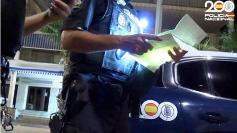 La Policía Nacional sorprende a un hombre con objetos robados y este amenaza con lanzarse desde lo alto de un puente para no ser detenido