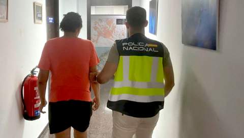 La Policía Nacional detiene a dos personas por robar a una mujer golpeándole en la cabeza y dejándola sin conocimiento