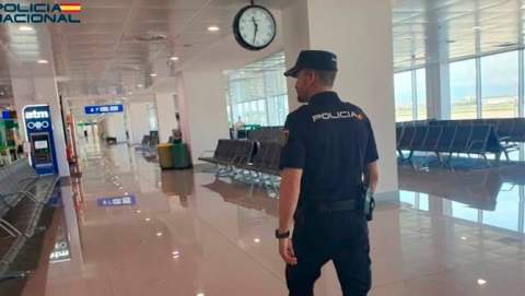 La Policía Nacional detiene a un conductor por agredir y amenazar a otro en la zona de llegadas del aeropuerto