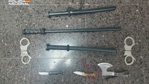 La Policía Nacional detiene a un hombre por amenazar a su mujer con un hacha