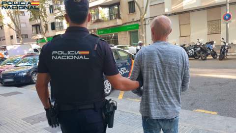 La Policía Nacional detiene a un varón por entrar en un domicilio y sustraer un reloj de alta gama