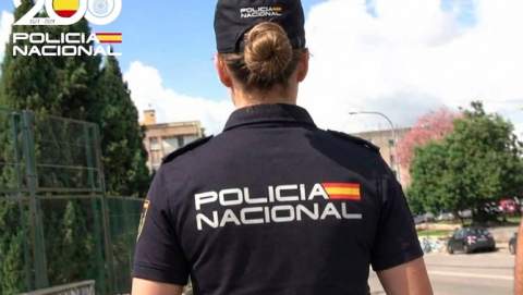 La Policía Nacional detiene a un varón por dejar solo a un niño en el domicilio familiar