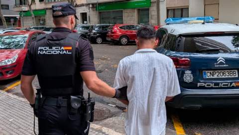 La Policía Nacional detiene a tres mujeres y a dos hombres por hurtar a personas de avanzada edad