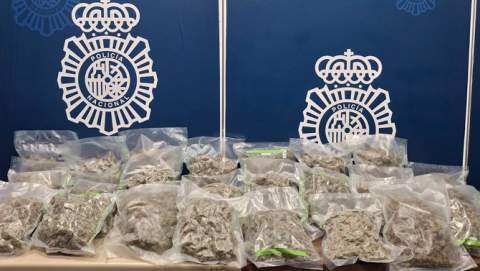 La Policía Nacional detiene a una mujer que portaba cinco kilos de marihuana