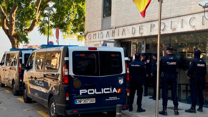 La Policía Nacional detiene en Manacor a un hombre por provocar daños en un vehículo e interrumpir el tráfico al esconderse debajo de un autobús
