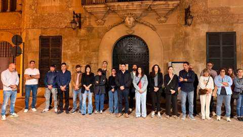 Manacor guarda un minut de silenci en memòria de les víctimes del tràgic accident ferroviari de Toledo