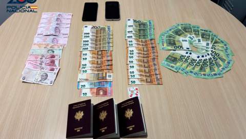 La Policía Nacional detiene a tres mujeres y un hombre por traficar con pasaportes falsos