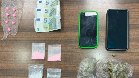 La Policía Nacional detiene a dos varones por sustraer un vehículo, conducirlo sin carnet, embestir a uno de los agentes y por tráfico de drogas